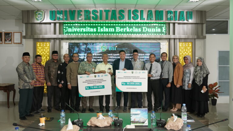 Bantuan Dana dari BSI kepada UIR dan Mesjid Munawwarah UIR