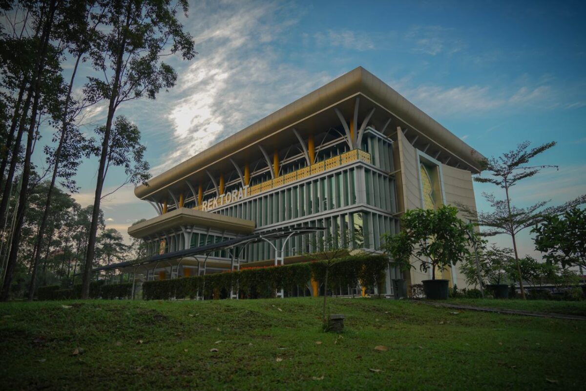 Islam Riaj Dosen Bergelar Doktor di UIR Bertambah, Kini Menjadi 190 Doktor ...