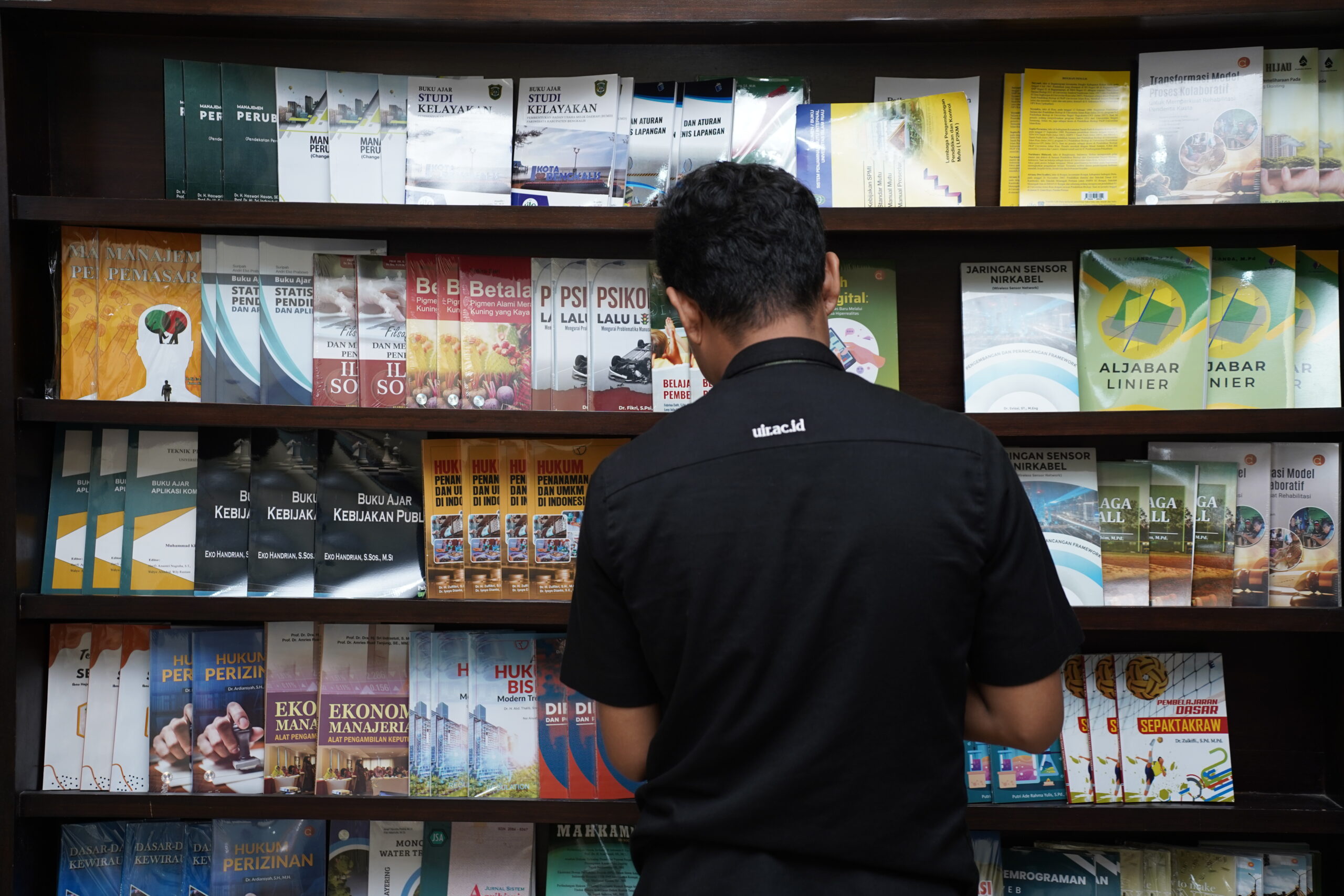 Buku perpustakaan UIR