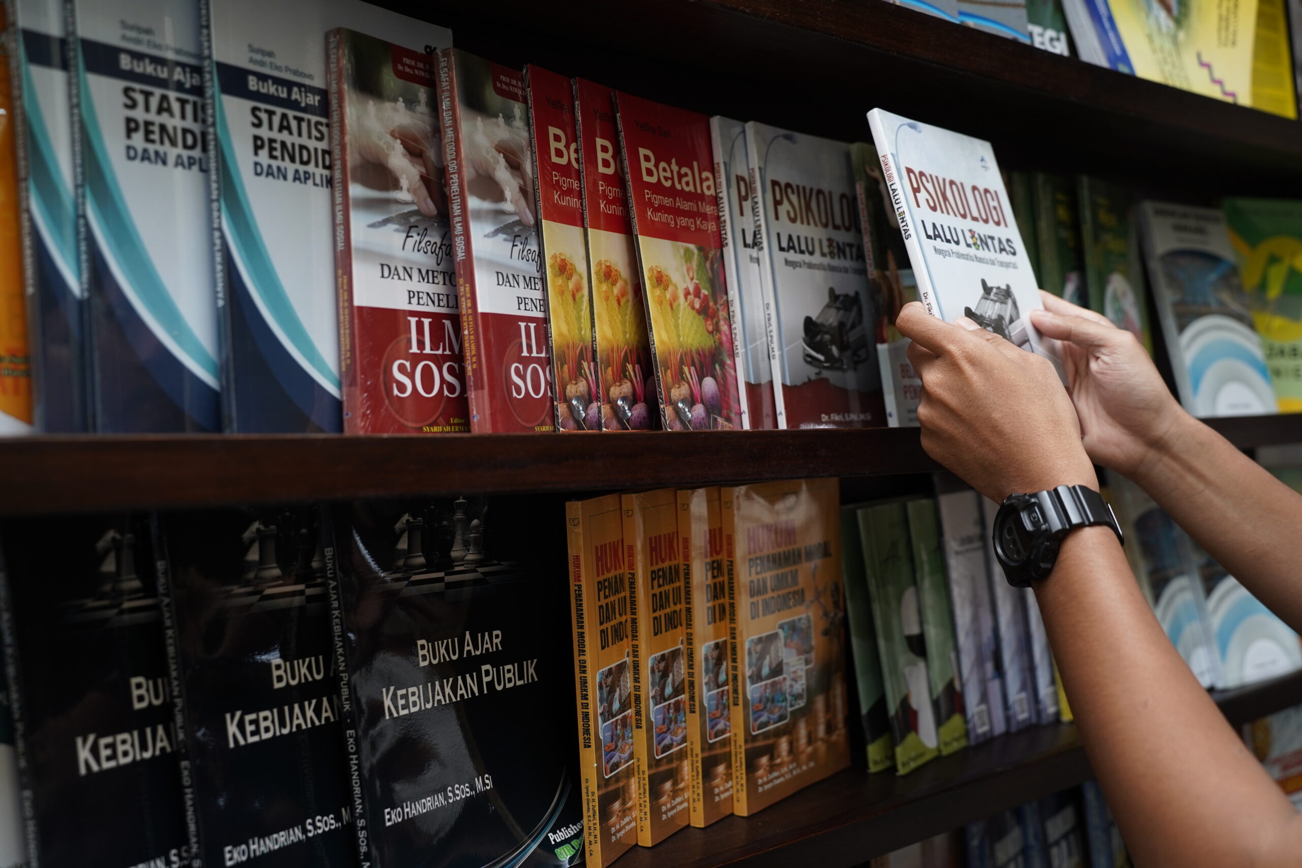 Buku perpustakaan UIR